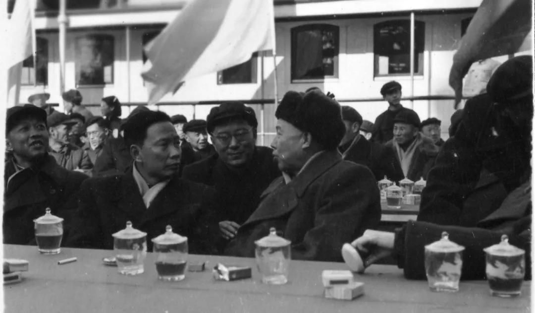 1960年(nian)1月18日(ri)，南(nan)京長(zhang)江(jiang)大(da)橋正式(shi)開工(gong)。（左起惠浴宇、彭敏、彭沖）